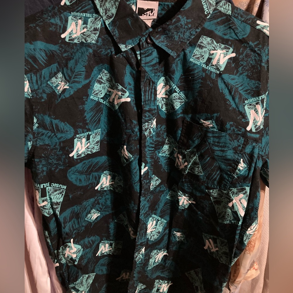 MTV large short sleeve button up shirt, comfortable and stylish!!